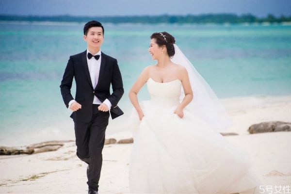 女人該選愛情還是物質(zhì) 愛情和面包哪個更重要 女人該選愛情還是物質(zhì) 愛情和面包哪個更重要