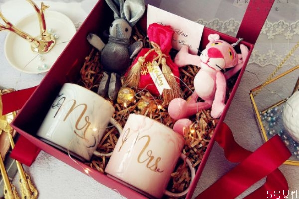 結(jié)婚伴手禮一般送給誰(shuí) 結(jié)婚伴手禮人人都送嗎 結(jié)婚伴手禮一般送給誰(shuí) 結(jié)婚伴手禮人人都送嗎