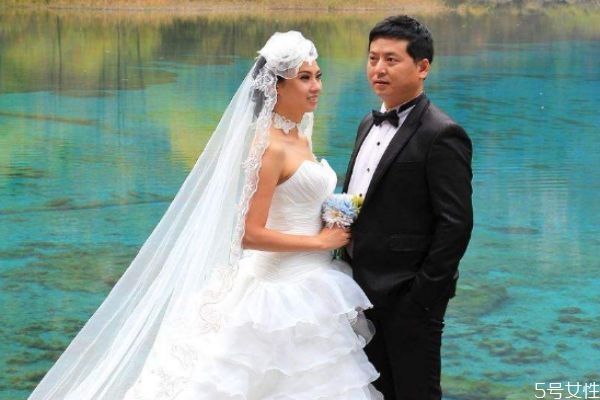 女人該選愛情還是物質(zhì) 愛情和面包哪個更重要 女人該選愛情還是物質(zhì) 愛情和面包哪個更重要