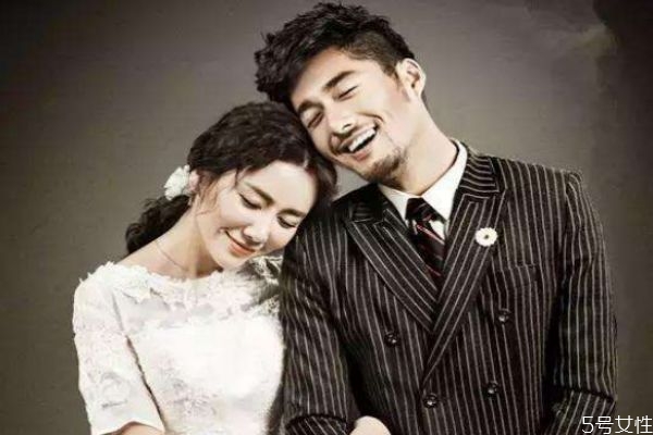 嫁給愛情還是嫁給金錢 結(jié)婚物質(zhì)重要還是愛情 嫁給愛情還是嫁給金錢 結(jié)婚物質(zhì)重要還是愛情