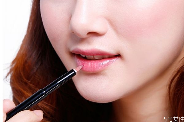 涂口紅晚上用清水洗好嗎 卸妝水怎么卸口紅 涂口紅晚上用清水洗好嗎 卸妝水怎么卸口紅
