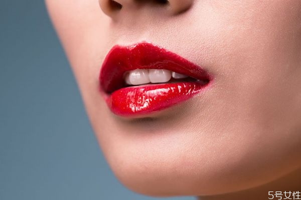 涂口紅晚上用清水洗好嗎 卸妝水怎么卸口紅 涂口紅晚上用清水洗好嗎 卸妝水怎么卸口紅