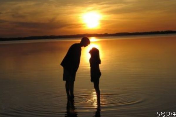 戀愛中女生應(yīng)該不應(yīng)該主動呢 主動女生結(jié)局怎么樣呢 戀愛中女生應(yīng)該不應(yīng)該主動呢 主動女生結(jié)局怎么樣呢