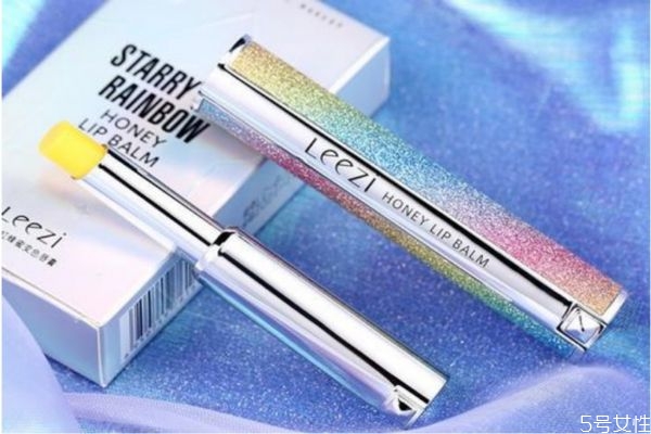 變色唇膏是根據(jù)什么變色的 如何正確使用變色唇膏 變色唇膏是根據(jù)什么變色的 如何正確使用變色唇膏