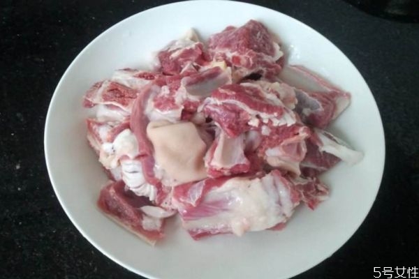 羊肉為什么有膻味呢 如何去除羊肉的膻味呢 羊肉為什么有膻味呢 如何去除羊肉的膻味呢