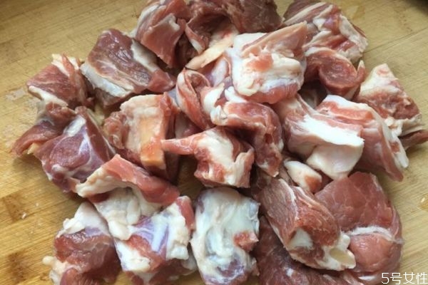 羊肉為什么有膻味呢 如何去除羊肉的膻味呢 羊肉為什么有膻味呢 如何去除羊肉的膻味呢