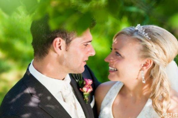 再婚女人會(huì)幸福嗎 離婚女人再婚需要學(xué)會(huì)這些 再婚女人會(huì)幸福嗎 離婚女人再婚需要學(xué)會(huì)這些