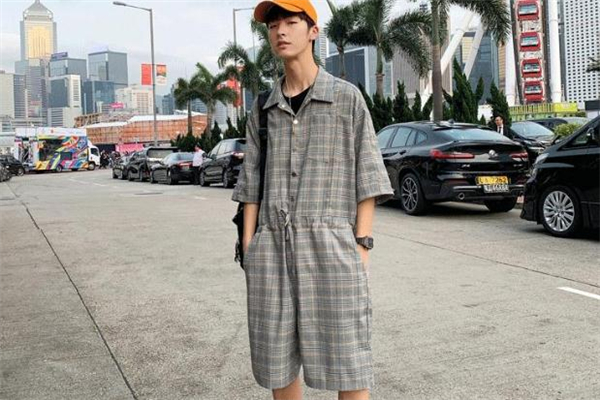 男生連體褲怎么搭配 男生連體褲搭配圖片 男生連體褲怎么搭配 男生連體褲搭配圖片