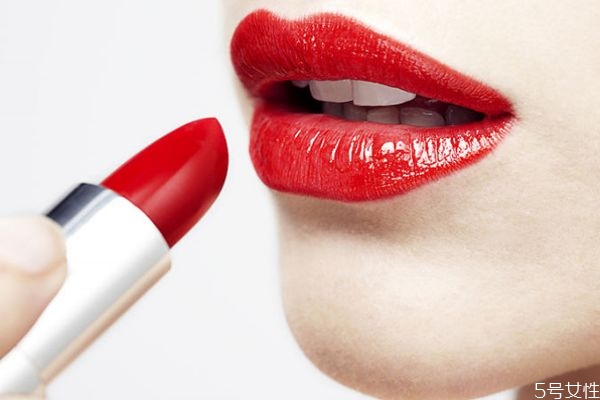 涂口紅晚上用清水洗好嗎 卸妝水怎么卸口紅 涂口紅晚上用清水洗好嗎 卸妝水怎么卸口紅