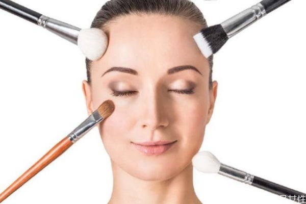 化妝卡粉浮粉的原因有哪些 怎樣避免化妝卡粉浮粉 化妝卡粉浮粉的原因有哪些 怎樣避免化妝卡粉浮粉
