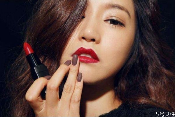 孕婦經(jīng)常涂口紅的危害 孕婦涂口紅的注意事項(xiàng) 孕婦經(jīng)常涂口紅的危害 孕婦涂口紅的注意事項(xiàng)