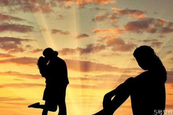 精神出軌和肉體出軌哪個更加嚴(yán)重呢 精神出軌和肉體出軌哪個更加嚴(yán)重呢