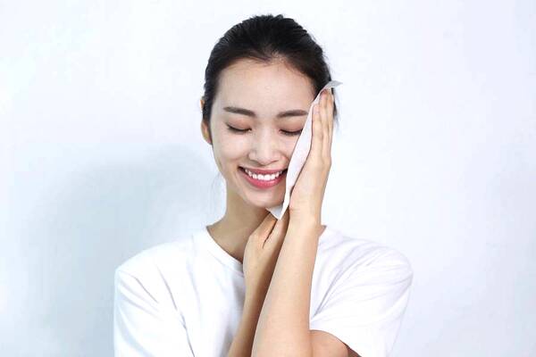 冬季用溫水洗臉好嗎 油性肌膚適合用什么水洗臉 冬季用溫水洗臉好嗎 油性肌膚適合用什么水洗臉