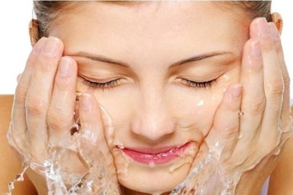 冬季用溫水洗臉好嗎 油性肌膚適合用什么水洗臉 冬季用溫水洗臉好嗎 油性肌膚適合用什么水洗臉