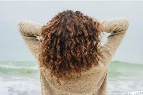 燙發(fā)有什么注意的呢 燙發(fā)后應(yīng)該怎么打理呢 燙發(fā)有什么注意的呢 燙發(fā)后應(yīng)該怎么打理呢