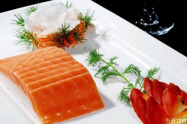 三文魚的魚刺多嗎 三文魚應(yīng)該怎么吃呢 三文魚的魚刺多嗎 三文魚應(yīng)該怎么吃呢