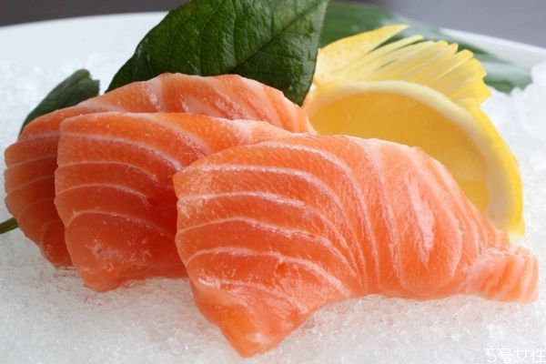 三文魚的魚刺多嗎 三文魚應(yīng)該怎么吃呢 三文魚的魚刺多嗎 三文魚應(yīng)該怎么吃呢