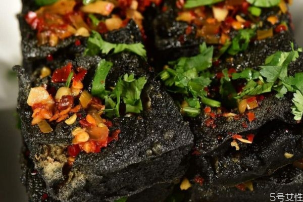 臭豆腐為什么聞起來是臭呢 吃臭豆腐有什么注意呢 臭豆腐為什么聞起來是臭呢 吃臭豆腐有什么注意呢