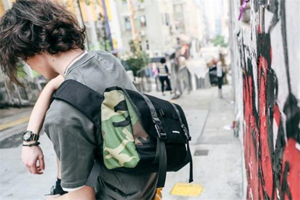 男生背什么斜挎包好看 男生適合背什么斜挎包 男生背什么斜挎包好看 男生適合背什么斜挎包