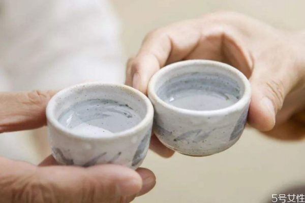 什么是酒精呢 酒精有什么作用呢 什么是酒精呢 酒精有什么作用呢