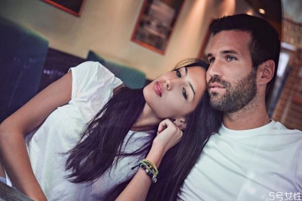 男朋友對自己越來越冷淡怎么回事 為什么男朋友突然冷淡 男朋友對自己越來越冷淡怎么回事 為什么男朋友突然冷淡