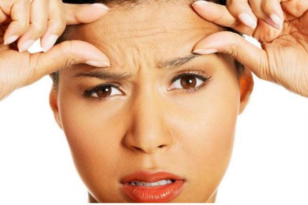 什么會造成抬頭紋嚴重呢 抬頭紋加重的原因有什么呢 什么會造成抬頭紋嚴重呢 抬頭紋加重的原因有什么呢