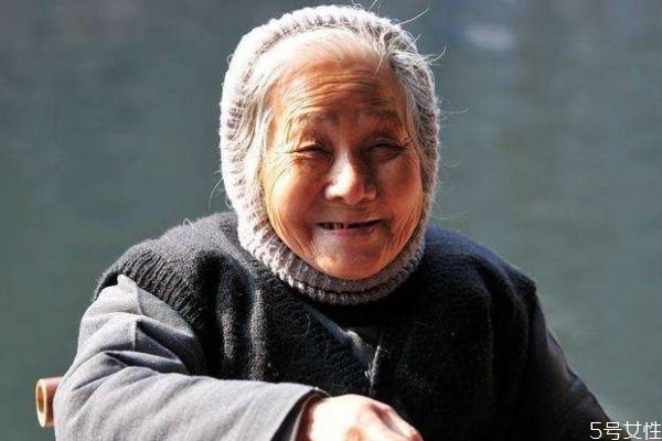 平復(fù)皺紋的方法有什么呢 如何平復(fù)皺紋呢 平復(fù)皺紋的方法有什么呢 如何平復(fù)皺紋呢