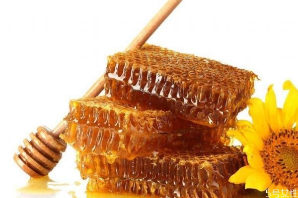 為什么蜂蜜可以護(hù)膚呢 蜂蜜護(hù)膚可以怎么做呢 為什么蜂蜜可以護(hù)膚呢 蜂蜜護(hù)膚可以怎么做呢