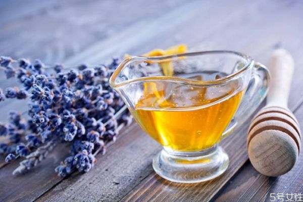 為什么蜂蜜可以護(hù)膚呢 蜂蜜護(hù)膚可以怎么做呢 為什么蜂蜜可以護(hù)膚呢 蜂蜜護(hù)膚可以怎么做呢