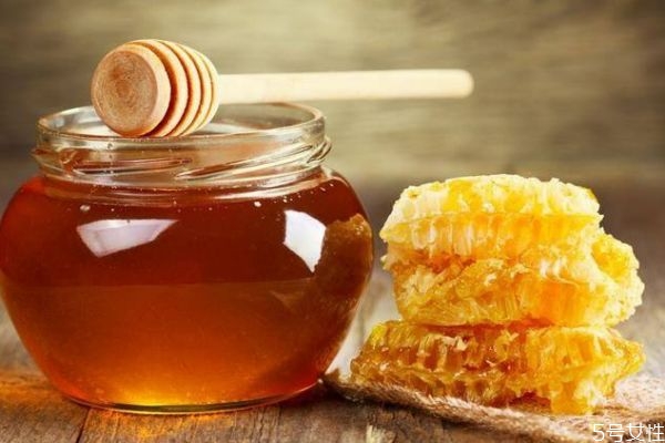 為什么蜂蜜可以護(hù)膚呢 蜂蜜護(hù)膚可以怎么做呢 為什么蜂蜜可以護(hù)膚呢 蜂蜜護(hù)膚可以怎么做呢