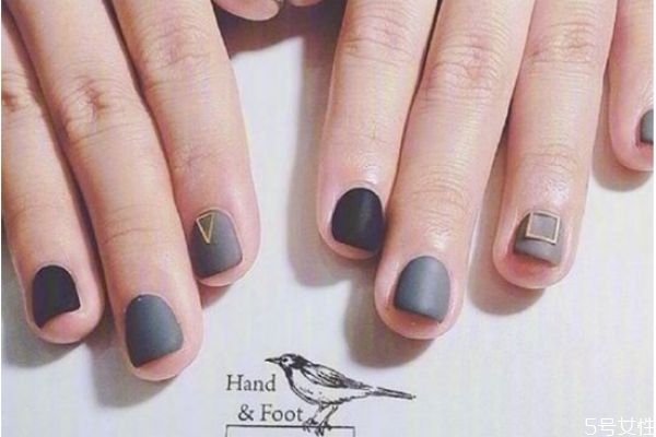 指甲油為什么會(huì)變干變稠 如何判斷指甲油是否過期 指甲油為什么會(huì)變干變稠 如何判斷指甲油是否過期