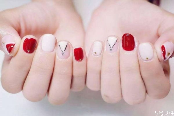 怎樣涂指甲油干得快 涂指甲注意事項 怎樣涂指甲油干得快 涂指甲注意事項