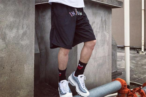 男生運(yùn)動短褲什么款式好看 男生穿什么運(yùn)動短褲顯腿長 男生運(yùn)動短褲什么款式好看 男生穿什么運(yùn)動短褲顯腿長