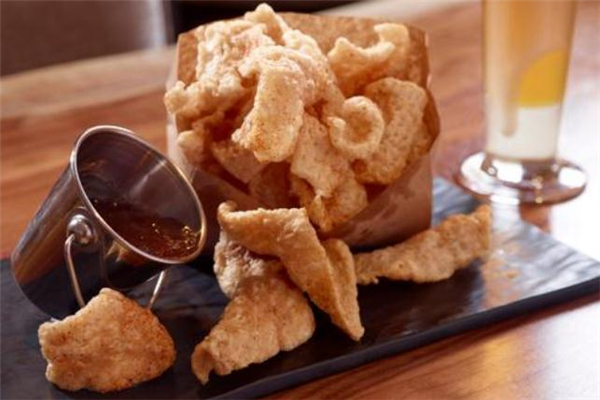 豬皮怎么炸才又泡又酥 炸豬皮怎么做好吃 豬皮怎么炸才又泡又酥 炸豬皮怎么做好吃