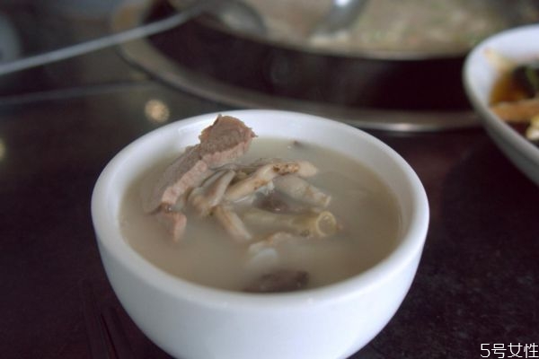 羊肉湯可以放醋嗎 不能同時食用 羊肉湯可以放醋嗎 不能同時食用