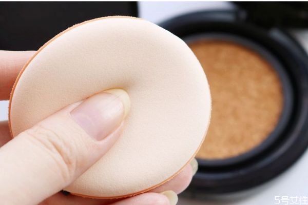 粉撲的材質(zhì)有什么作用呢 如何挑選粉撲呢 粉撲的材質(zhì)有什么作用呢 如何挑選粉撲呢