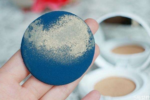 粉撲的材質(zhì)有什么作用呢 如何挑選粉撲呢 粉撲的材質(zhì)有什么作用呢 如何挑選粉撲呢