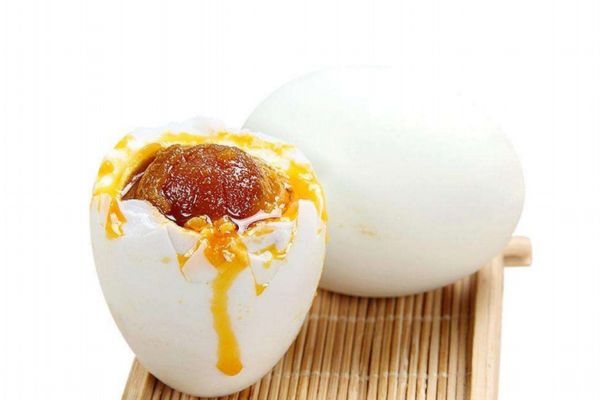 咸鴨蛋的營(yíng)養(yǎng)價(jià)值有什么呢 什么人不能吃咸鴨蛋呢 咸鴨蛋的營(yíng)養(yǎng)價(jià)值有什么呢 什么人不能吃咸鴨蛋呢