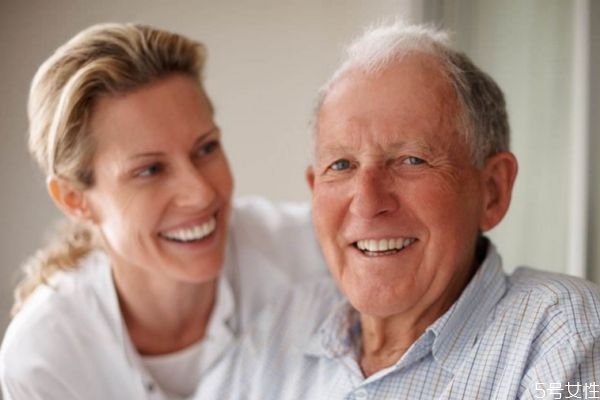 牙齒松動的原因有什么呢 為什么會牙齒松動呢 牙齒松動的原因有什么呢 為什么會牙齒松動呢