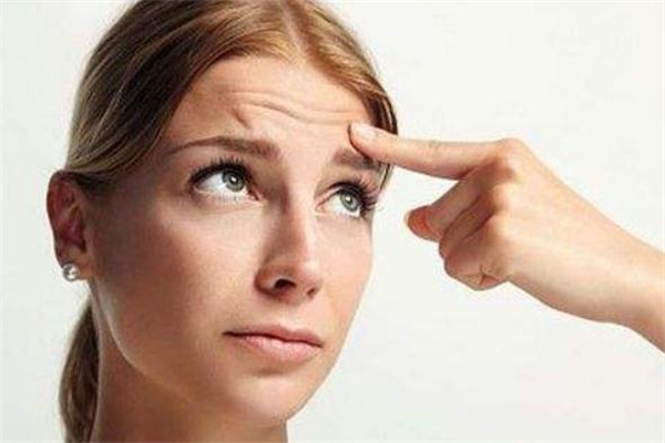 抬頭紋形成的原因 怎么預(yù)防抬頭紋 抬頭紋形成的原因 怎么預(yù)防抬頭紋