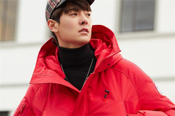 男生怎么穿紅色不顯娘 男生紅色衣服穿搭指南 男生怎么穿紅色不顯娘 男生紅色衣服穿搭指南