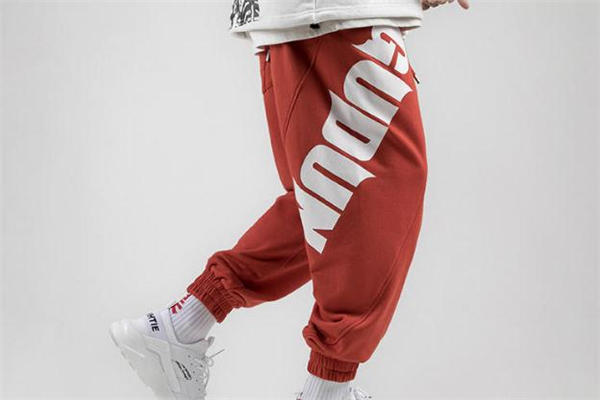 男生怎么穿紅色不顯娘 男生紅色衣服穿搭指南 男生怎么穿紅色不顯娘 男生紅色衣服穿搭指南