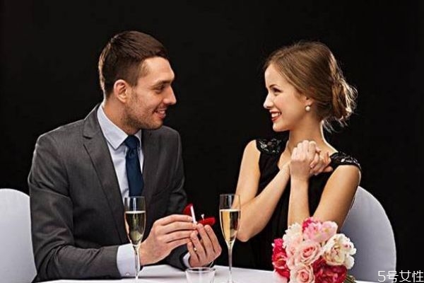 被求婚女生該說(shuō)什么 被求婚應(yīng)該怎么回復(fù) 被求婚女生該說(shuō)什么 被求婚應(yīng)該怎么回復(fù)
