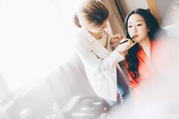 新娘為什么要穿晨袍 新娘一定要穿晨袍嗎 新娘為什么要穿晨袍 新娘一定要穿晨袍嗎