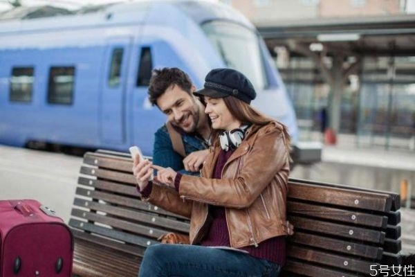 男女戀愛(ài)時(shí)該不該查對(duì)方手機(jī) 男女戀愛(ài)相處之道