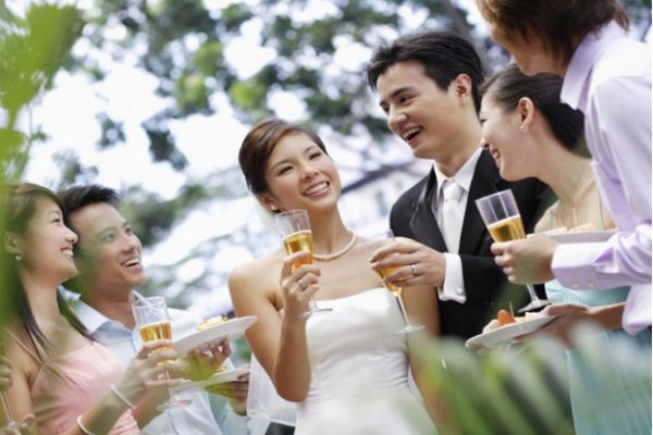 異地戀結婚先在男方辦酒席還是先在女方辦酒席