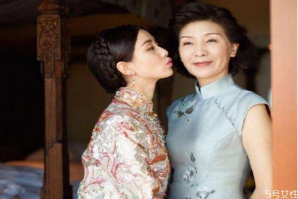 媽媽參加婚禮穿什么衣服好 結(jié)婚時(shí)母親穿什么衣服 媽媽參加婚禮穿什么衣服好 結(jié)婚時(shí)母親穿什么衣服