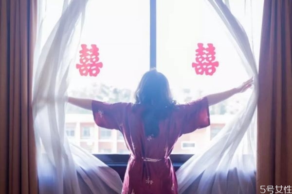 新娘為什么要穿晨袍 新娘一定要穿晨袍嗎 新娘為什么要穿晨袍 新娘一定要穿晨袍嗎