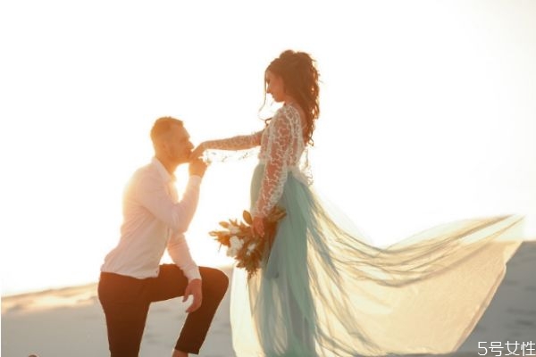 求婚是哪只腿跪地 求婚常用知識(shí)大錦集 求婚是哪只腿跪地 求婚常用知識(shí)大錦集