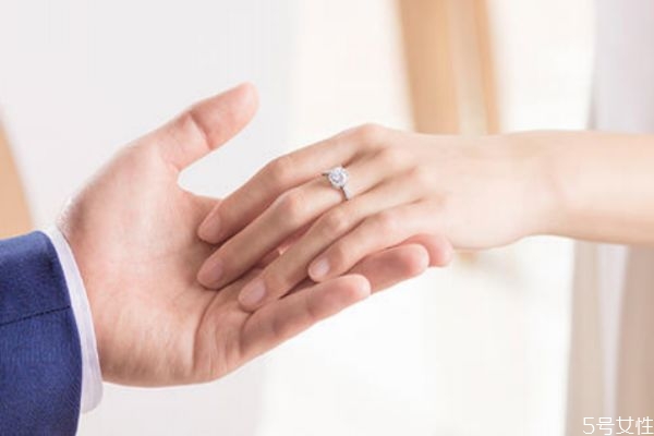 求婚戒指買多少價(jià)位的比較好 求婚戒指推薦 求婚戒指買多少價(jià)位的比較好 求婚戒指推薦